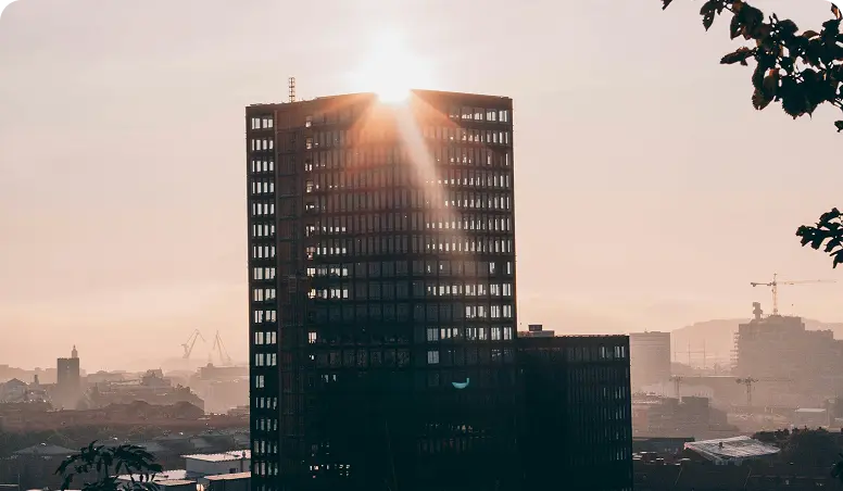 Bild på en byggnad i solljus