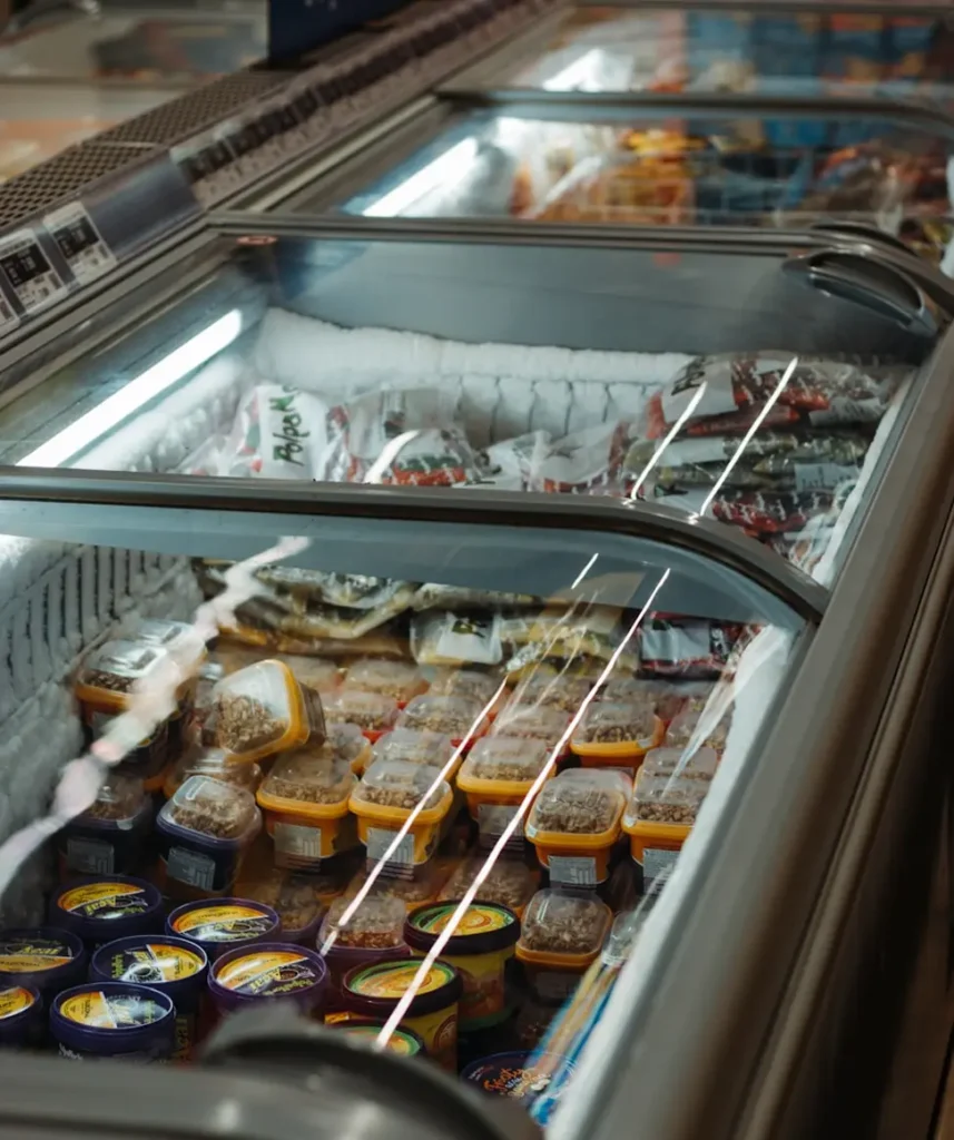 En frysdisk i en matbutik.