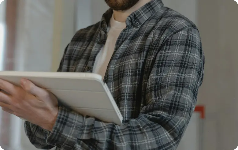 på bilden ser vi en person som skriver på en ipad