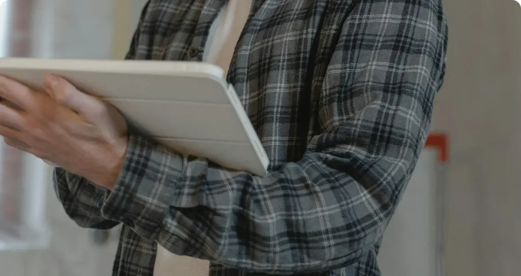 På bilden ser vi en person som håller i en ipad.