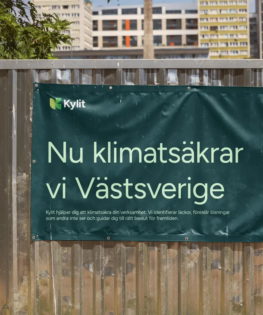 En bild på et byggstaket med en banderoll tryckta av Kylit.