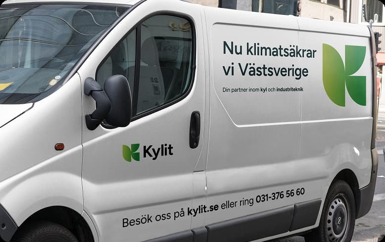 En vit arbetsvan med tryck från företaget Kylit.