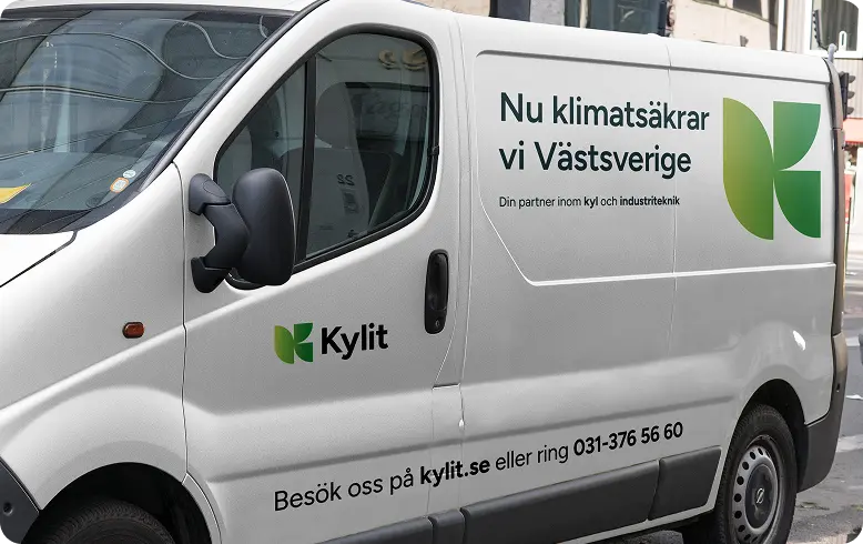 En vit arbetsvan med tryck från företaget Kylit.